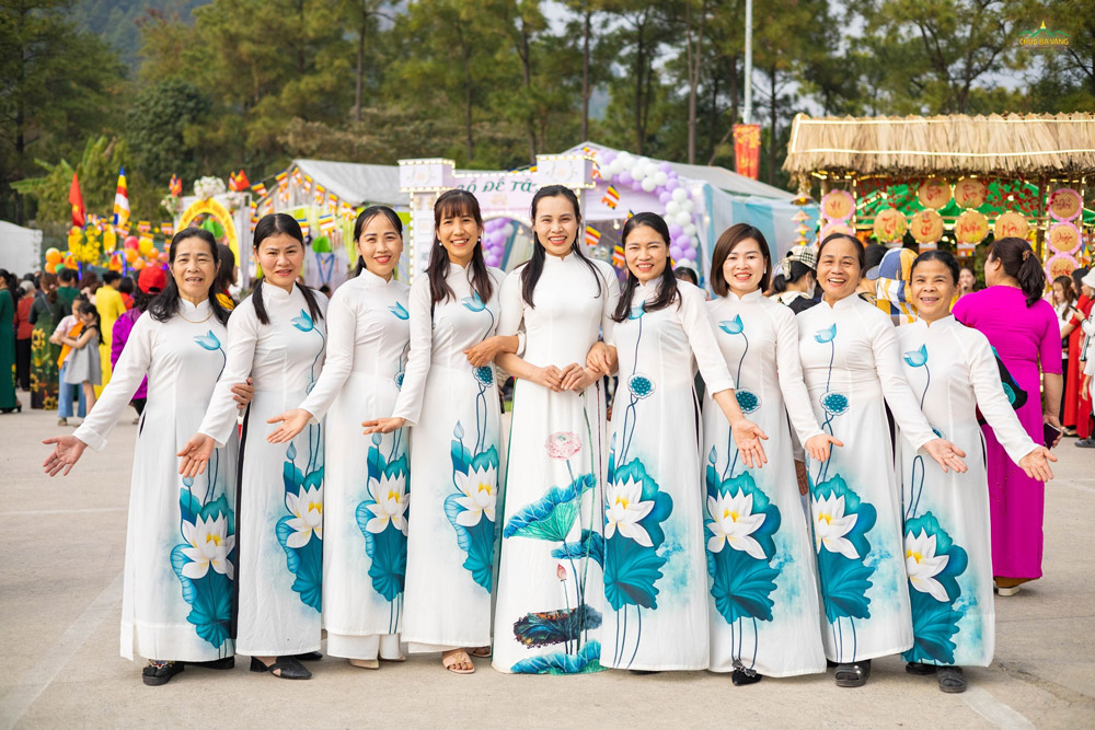 Những tà áo nhẹ nhàng, thướt tha làm tôn lên vẻ đẹp truyền thống của người dân đất Việt từ bao đời nay