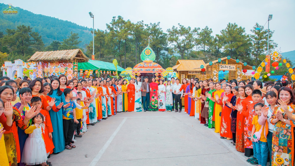 Tà áo dài lịch sự, giản dị đồng hành cùng người phụ nữ Việt trong rất nhiều dịp đặc biệt