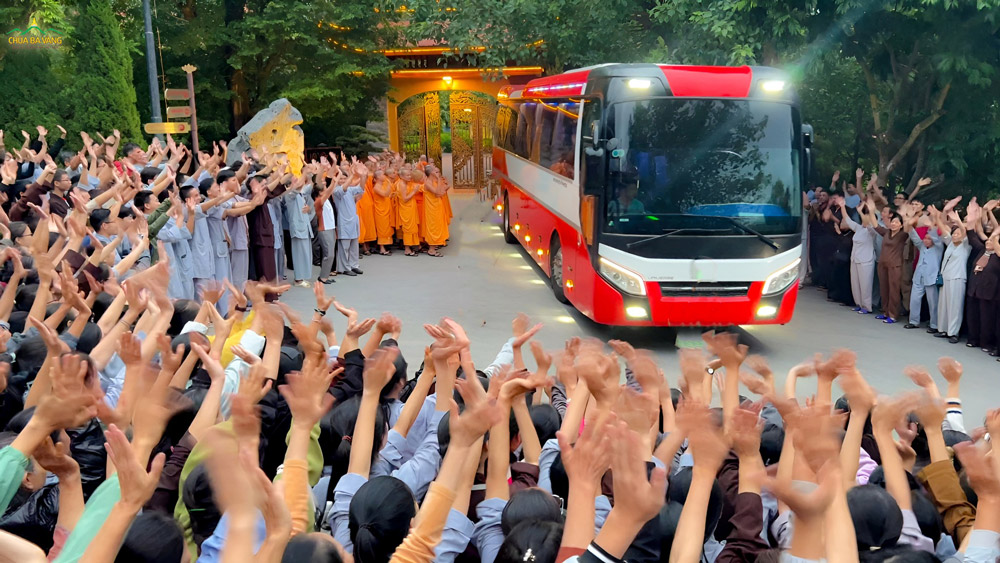 Kính chúc đoàn mạnh khoẻ. Đi thượng lộ bình an. Trên mọi nẻo thế gian. Độ sinh và hoằng Pháp!