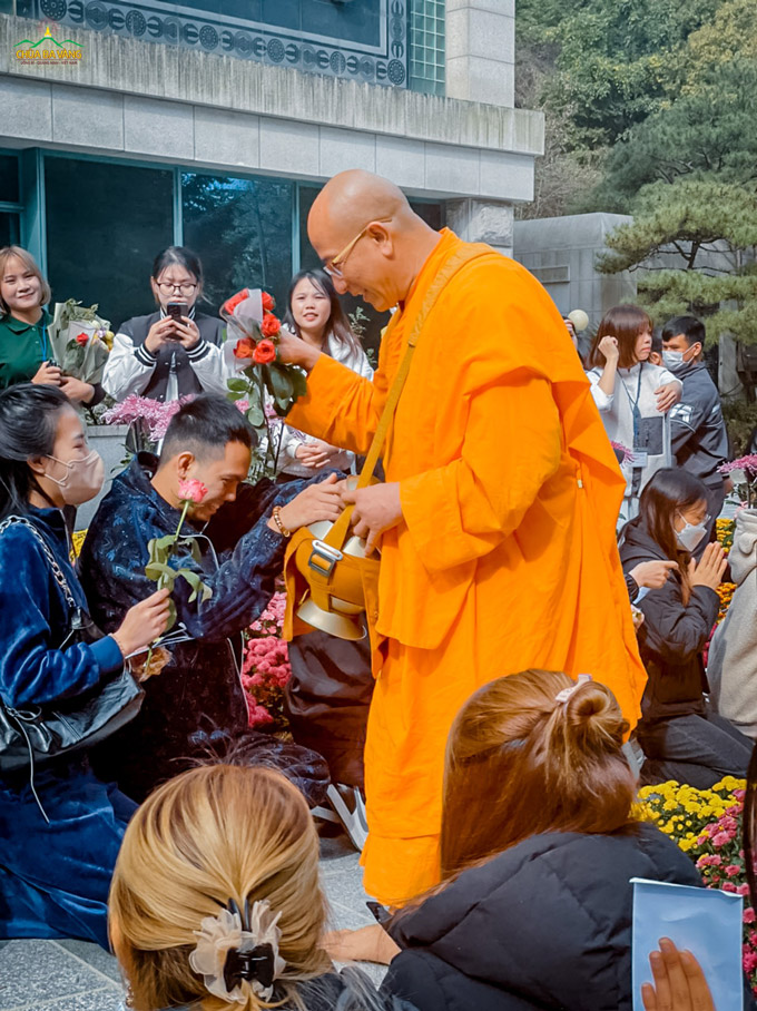 Thầy Thích Trúc Thái Minh hoan hỷ thọ nhận sự cúng dường của các Phật tử và bà con nhân dân tại Seoul, Hàn Quốc