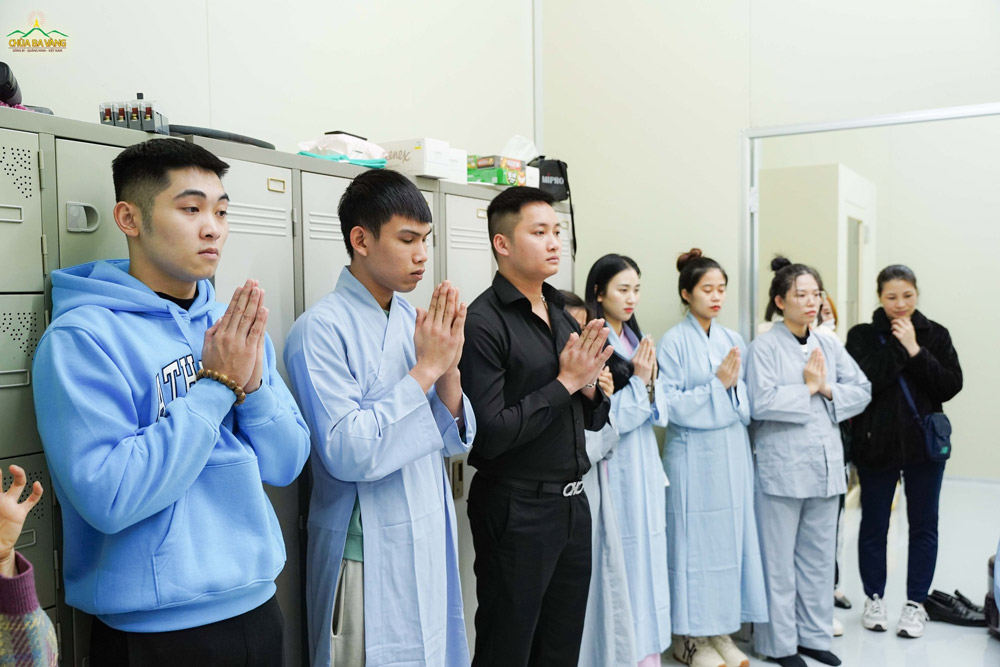 Các Phật tử xa xứ Hàn Quốc đến trợ duyên cho Công ty.