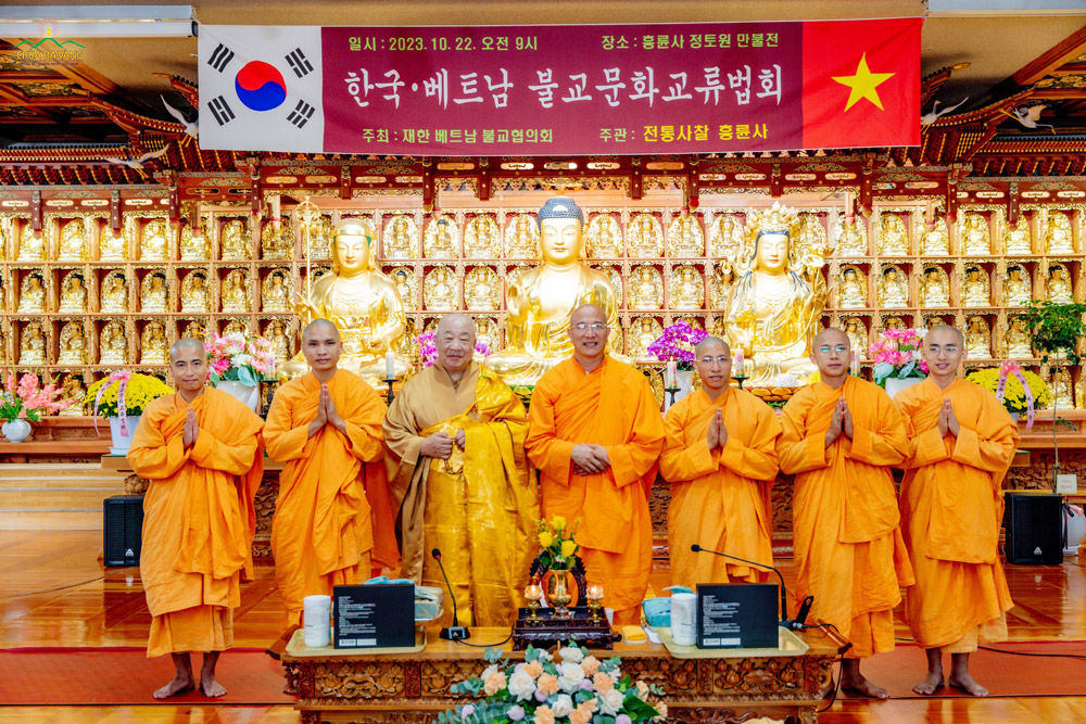 Hòa Thượng Jeong Beob Ruyn chụp ảnh cùng Sư Phụ Thích Trúc Thái Minh và chư Tăng chùa Ba Vàng