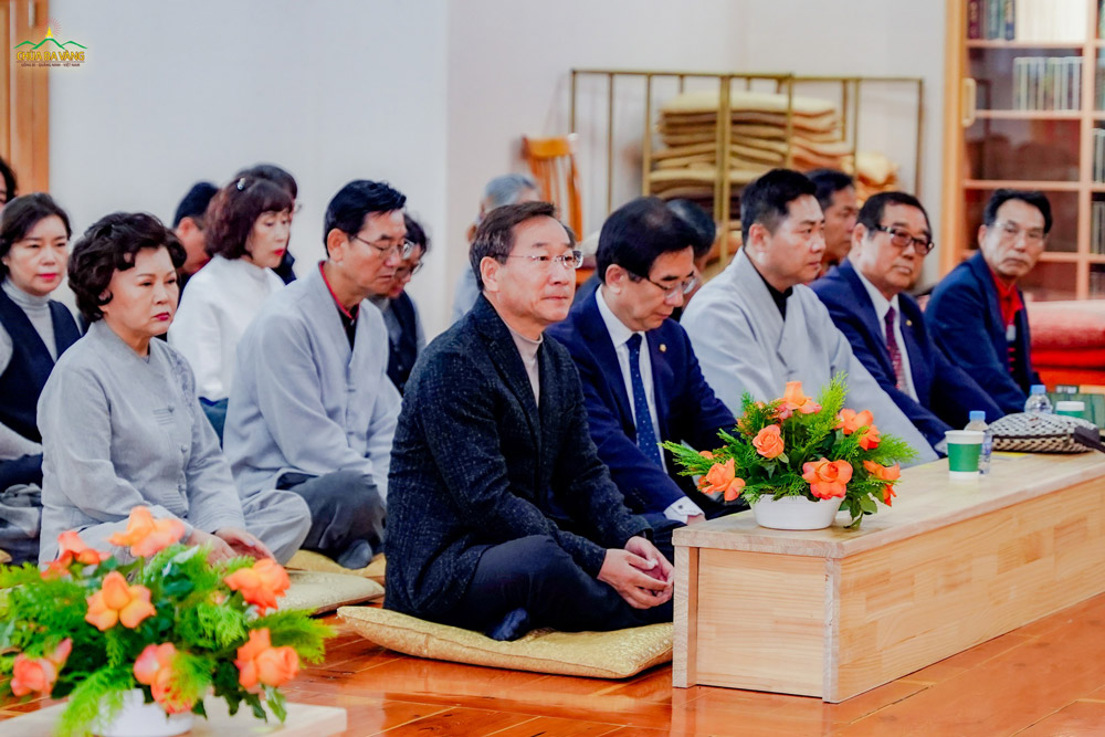Ngài Thị trưởng và Đại biểu Quốc Hội thành phố Incheon cùng đông đảo người dân Hàn Quốc tham dự buổi giảng Pháp