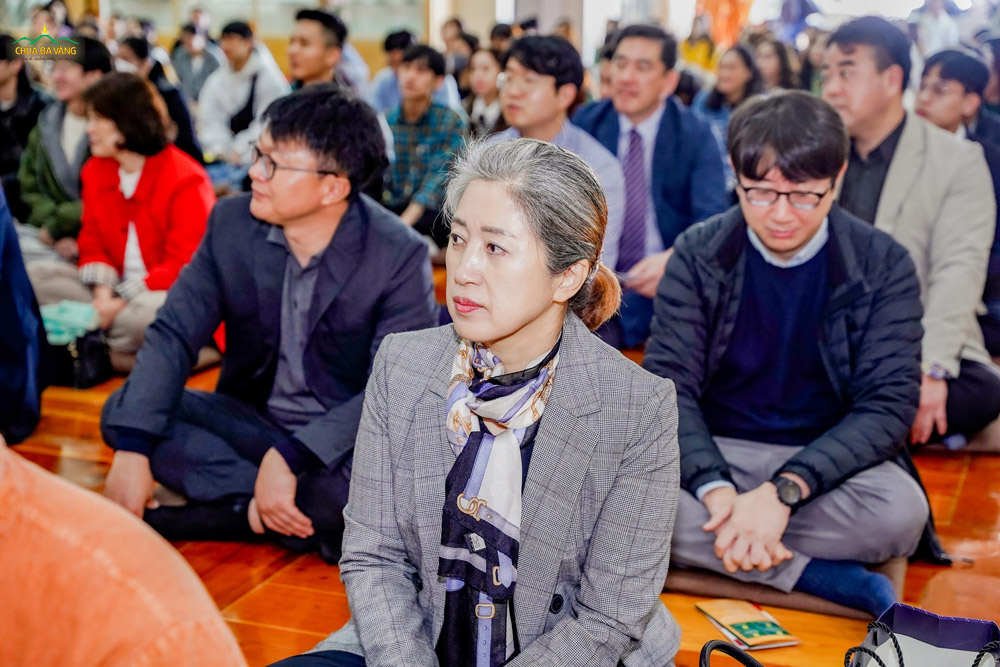 Người dân Hàn Quốc chăm chú lắng nghe những lời giảng của Thầy Thích Trúc Thái Minh
