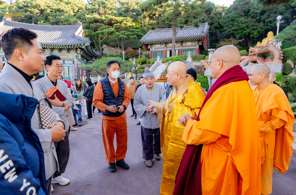 Hòa Thượng Jeong Beob Ruyn dẫn phái đoàn đi thăm các địa điểm trong chùa