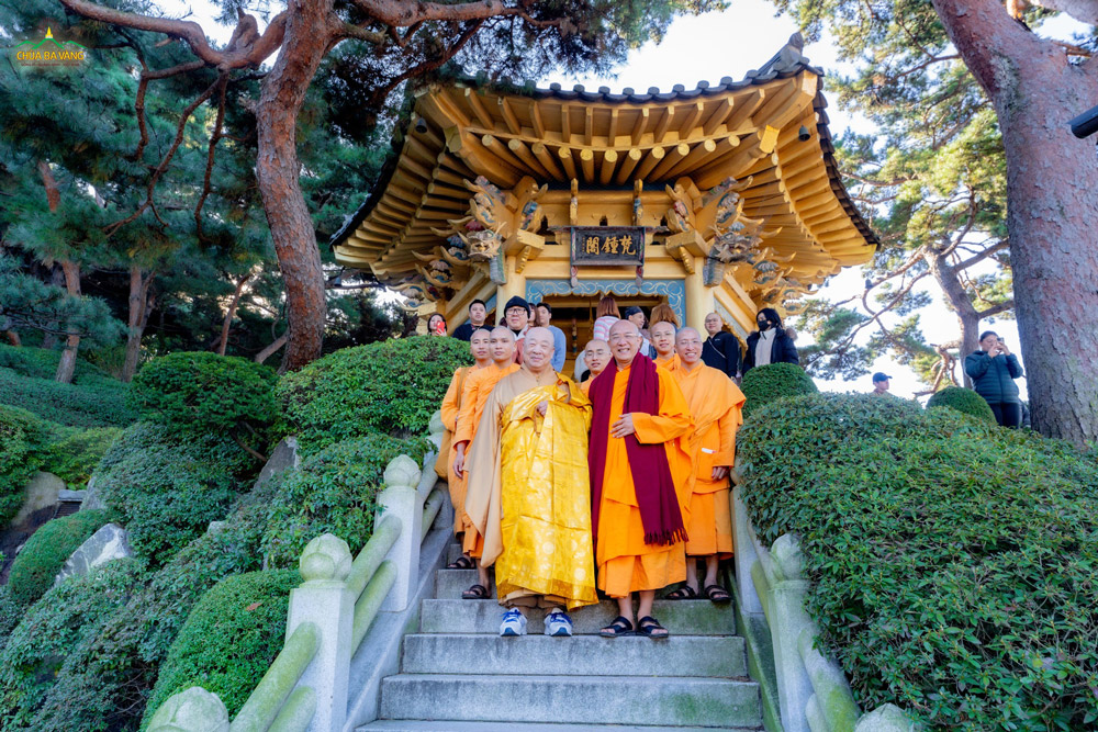 Hòa Thượng Jeong Beob Ruyn dẫn phái đoàn đi thăm các địa điểm trong chùa