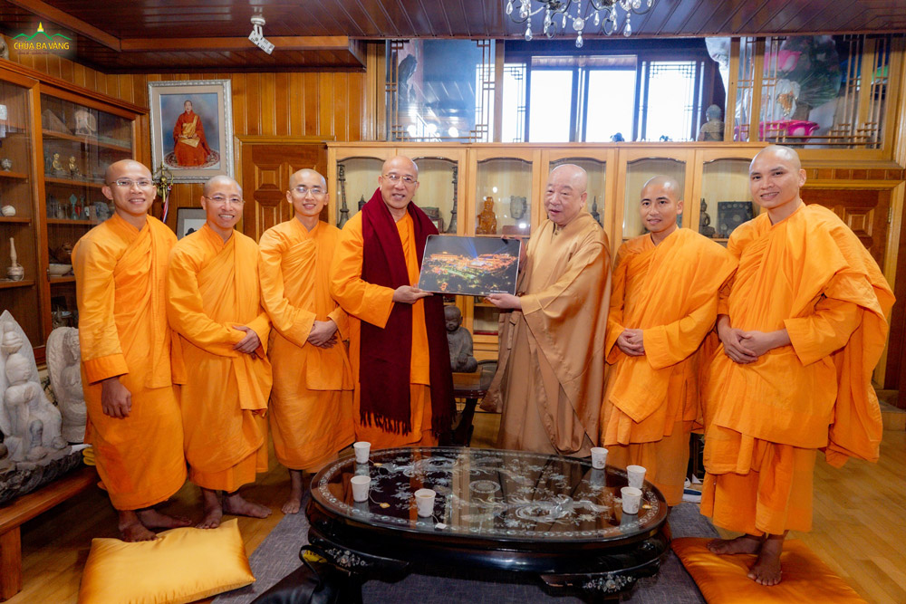 Sư Phụ Thích Trúc Thái Minh kính tặng Hòa Thượng Jeong Beob Ruyn bức ảnh chùa Ba Vàng
