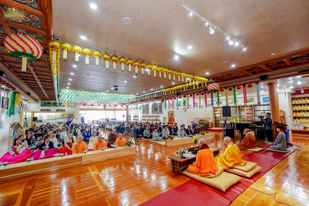 Toàn cảnh buổi giảng Pháp của Sư Phụ tại chùa Hưng Luân Incheon