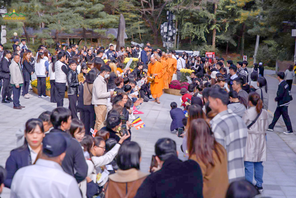 Rất đông người dân, Phật tử đến tham gia lễ đặt bát cúng dường