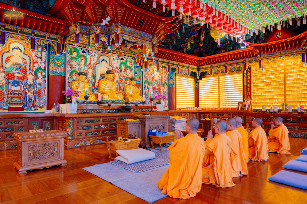 Phái đoàn tác lễ bạch Phật tại chùa Đông Hải Long Cung