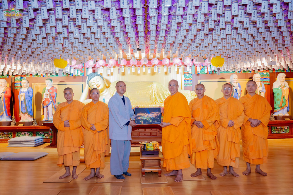 Chư Tăng chùa Đông Hải Long Cung hoan hỷ đón nhận món quà từ Sư Phụ Thích Trúc Thái Minh