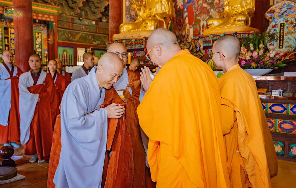 Sư Phụ cùng chư Tăng chào hỏi quý chư Tôn đức Tăng tại chùa Hải Ấn