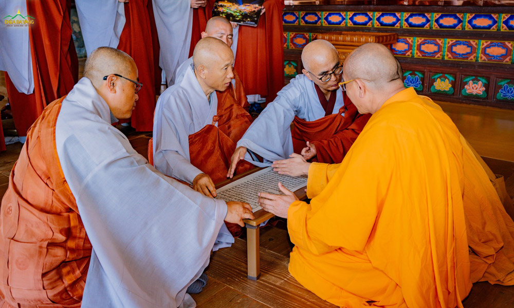 Chư Tăng chùa Hải Ấn giới thiệu bản kinh Phật cổ bằng chữ Hán