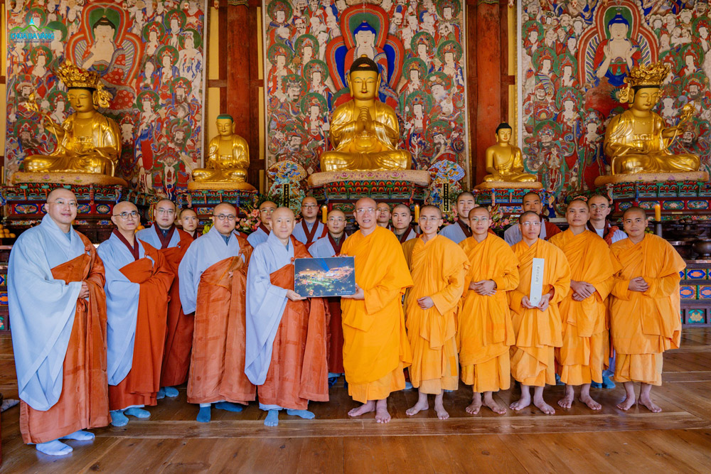 Chư Tăng chùa Hải Ấn đón nhận món quà từ Sư Phụ và chư Tăng chùa Ba Vàng