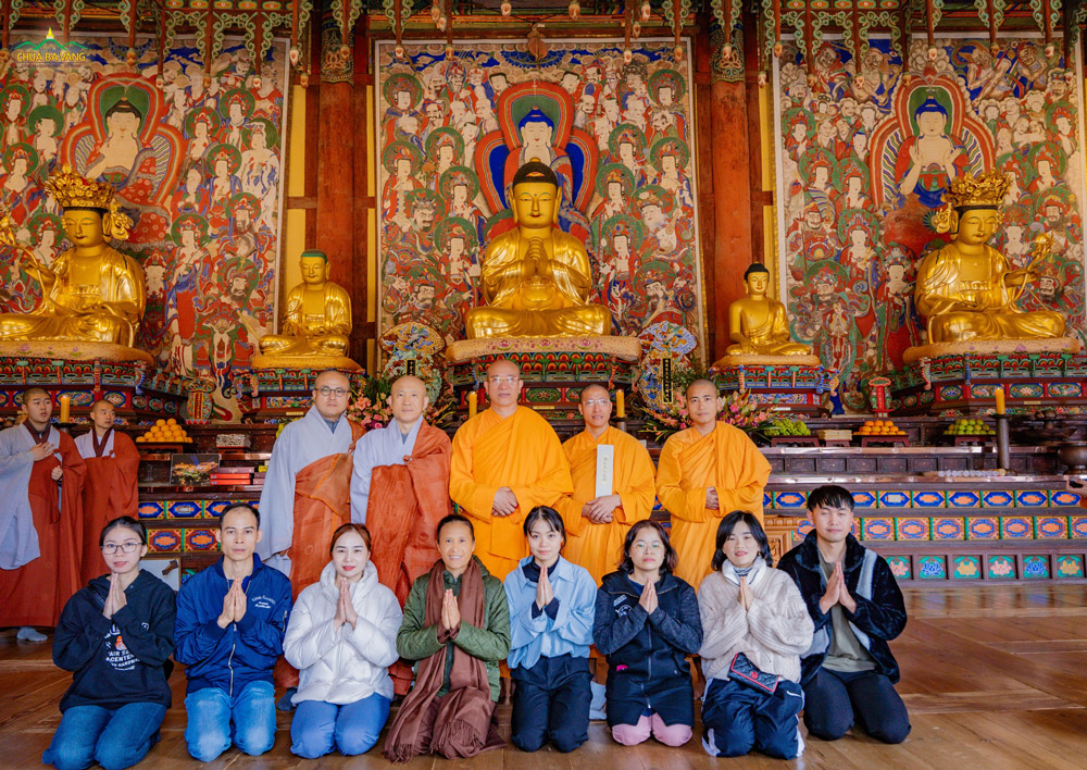 Chư Tăng chùa Hải Ấn chụp hình lưu niệm cùng Sư Phụ, chư Tăng và các Phật tử