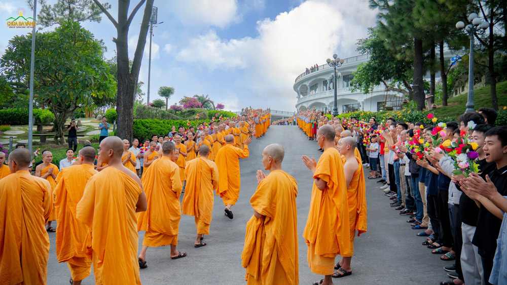 Chư Tăng Ni, Phật tử ở chùa chào đón đoàn Sư Phụ, chư Tăng trở về sau chuyến hoằng Pháp Hàn Quốc.