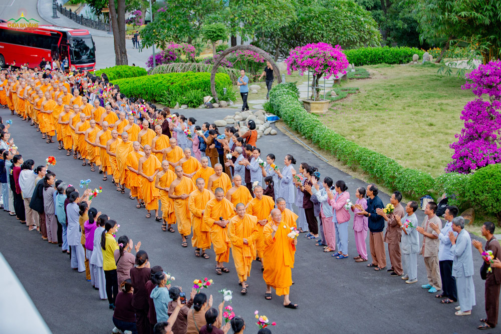 Sư Phụ trở về chùa, cảnh vật và con người như vui tươi, ấm áp hơn.  