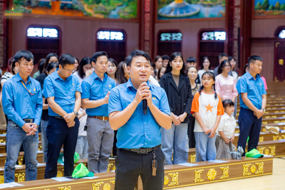 Anh Nguyễn Khánh Hùng - Phó Chủ tịch Công đoàn thay mặt Tập đoàn gửi lời cảm ơn đến chư Tăng và nhà chùa.