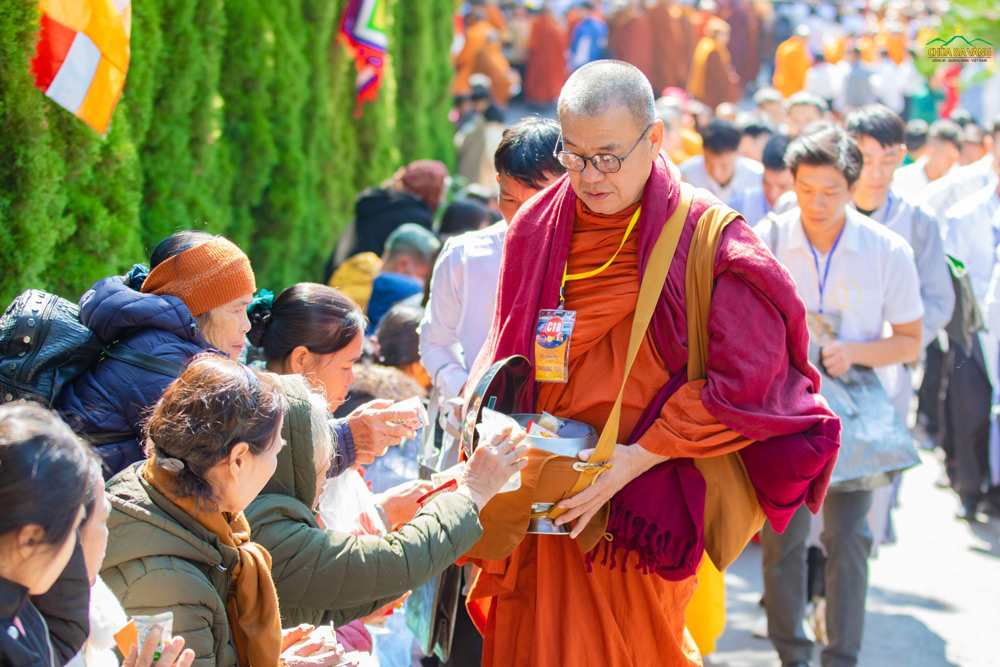 Tấm lòng tưởng nhớ, tri ân Phật hoàng được các Phật tử kết tâm thành đặt bát cúng dường chư Tăng quốc tế