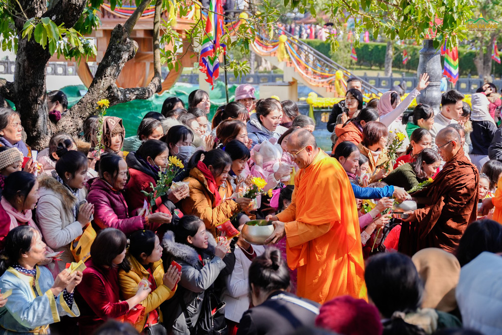 Thầy Thích Trúc Thái Minh thọ nhận sự cúng dường của nhân dân, Phật tử