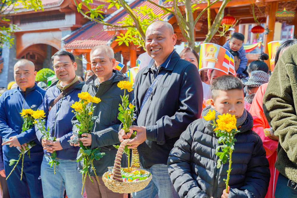Những bông hoa cúc tươi thắm - biểu tượng của CLB Cúc Vàng - Tập Tu Lục Hòa cũng là Pháp tu hơn 700 năm về trước, Phật hoàng Trần Nhân Tông dạy nhân dân Đại Việt thực hành
