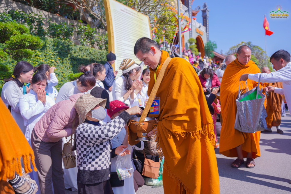 Tấm lòng tưởng nhớ, tri ân Phật hoàng được các Phật tử kết tâm thành đặt bát cúng dường chư Tăng quốc tế
