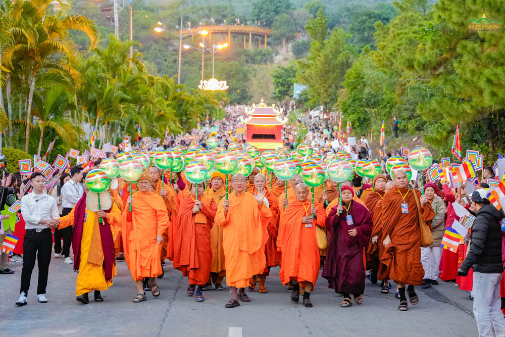 Lễ diễu hành kính mừng 765 năm Phật hoàng đản sinh không chỉ là dịp để ngợi ca ân đức Ngài mà còn là dịp để tăng cường sự hòa hợp Phật giáo trên thế giới