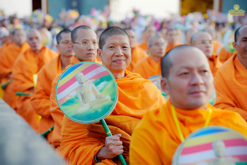 Thầy Phra Kittipong Boonliam trong lễ diễu hành kính mừng 765 năm Phật hoàng Trần Nhân Tông đản sinh