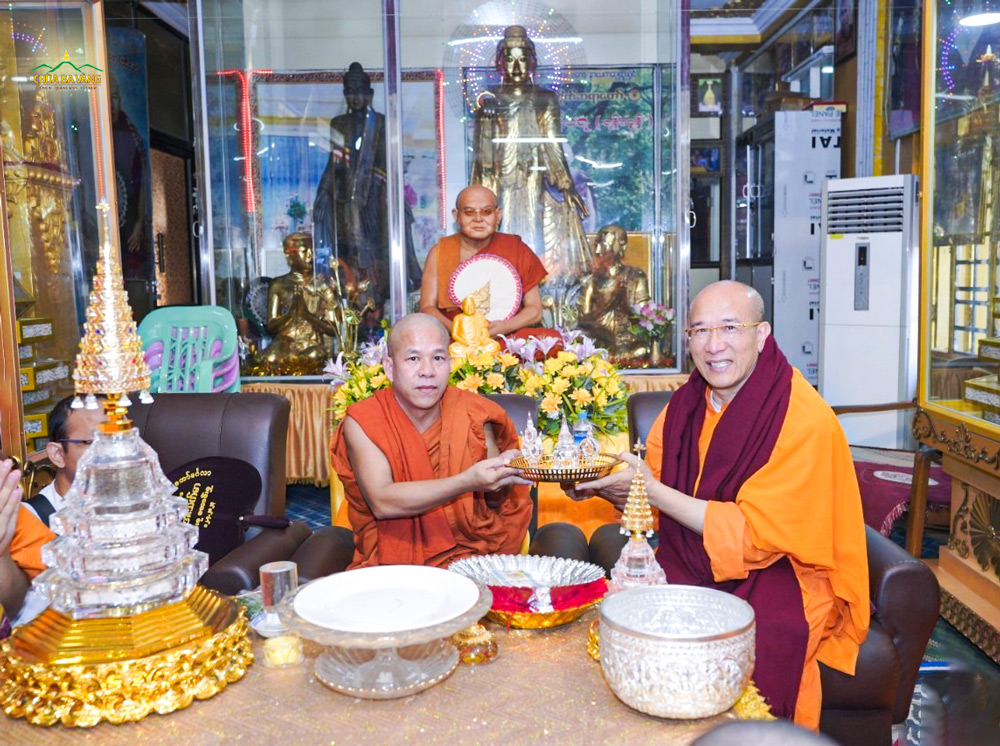Thầy Thích Trúc Thái Minh chụp ảnh lưu niệm cùng Hòa Thượng U Wepulla - Trụ trì tu viện Parami (Myanmar)