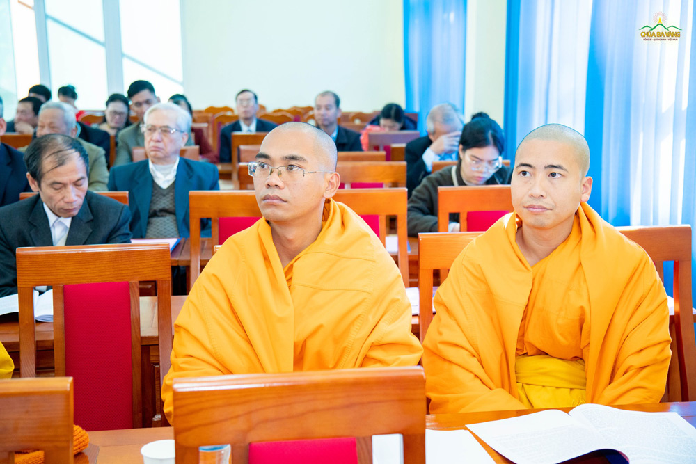 Đại diện chư Tăng chùa Ba Vàng tham dự Hội nghị.