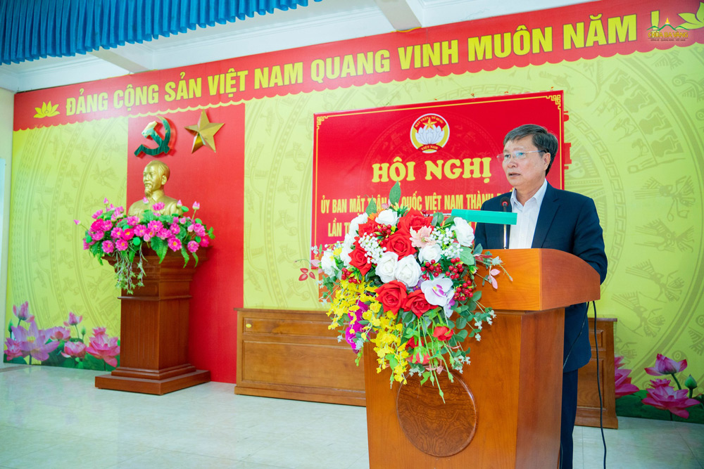 Ông Nguyễn Văn Thành - Ủy viên Ban Thường vụ Thành ủy, Phó Chủ tịch Thường trực UBND thành phố Uông Bí thông báo kết quả thực hiện nhiệm vụ phát triển kinh tế - xã hội của thành phố năm 2023.