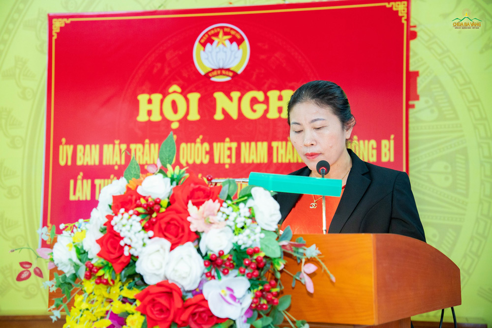 Bà Hoàng Thanh Huyền - Phó Chủ tịch Uỷ ban MTTQ Việt Nam thành phố Uông Bí thông qua báo cáo tại hội nghị.