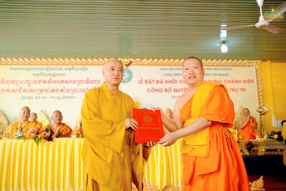 Hoà thượng Thích Huệ Thông trao quyết định bổ nhiệm Trụ trì chùa Tông Kim Quang cho Đại đức Châu Hoài Thái