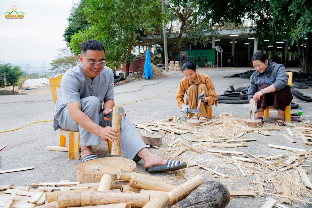 Các Phật tử cùng cắt tre nứa để chuẩn bị cho công tác trang trí chùa.