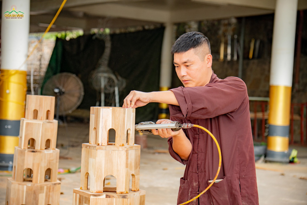 Phật tử nam chuyên chú làm việc.