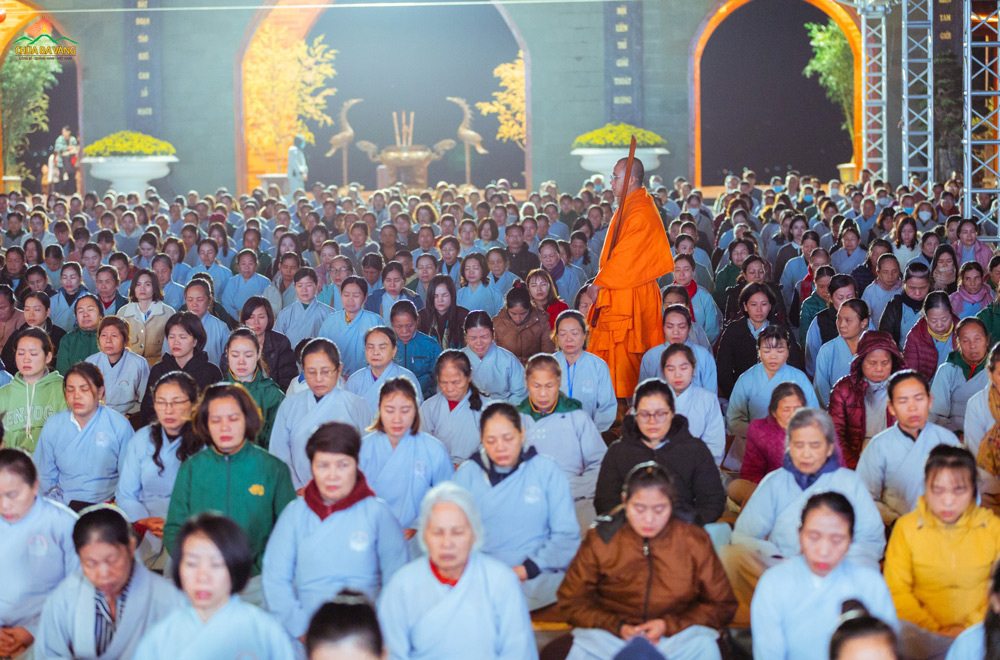 Các Phật tử tư duy về những lợi ích của chúng sinh, của mình nhờ ân Đức Phật thành đạo
