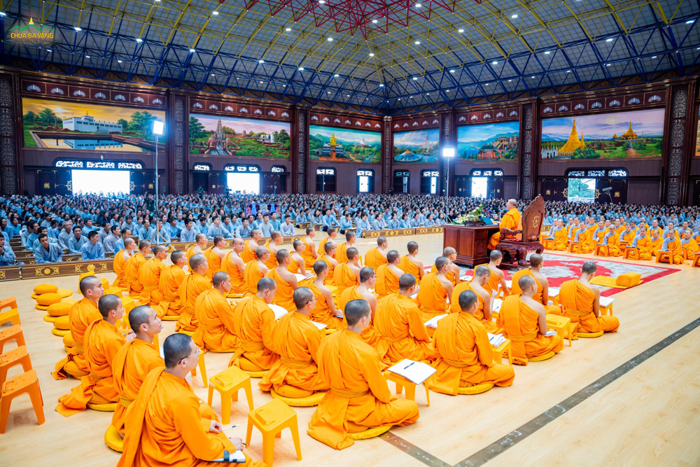 Đại chúng cùng lắng nghe Pháp thoại 