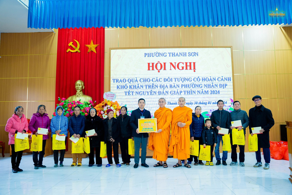 Chùa Ba Vàng trao tặng 50 suất quà Tết trị giá 25 triệu đồng tới các gia đình khó khăn phường Thanh Sơn