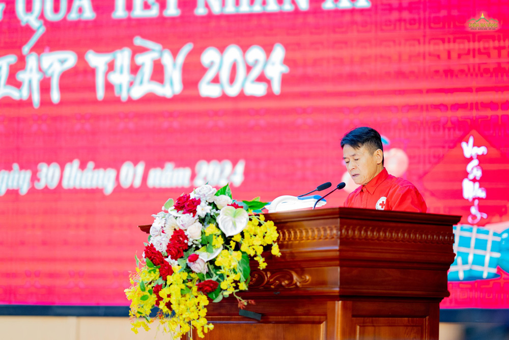Ông Vũ Hải Phong (Phó Chủ tịch Hội Chữ thập đỏ Thành phố Uông Bí) phát biểu trong chương trình trao tặng quà Tết nhân ái