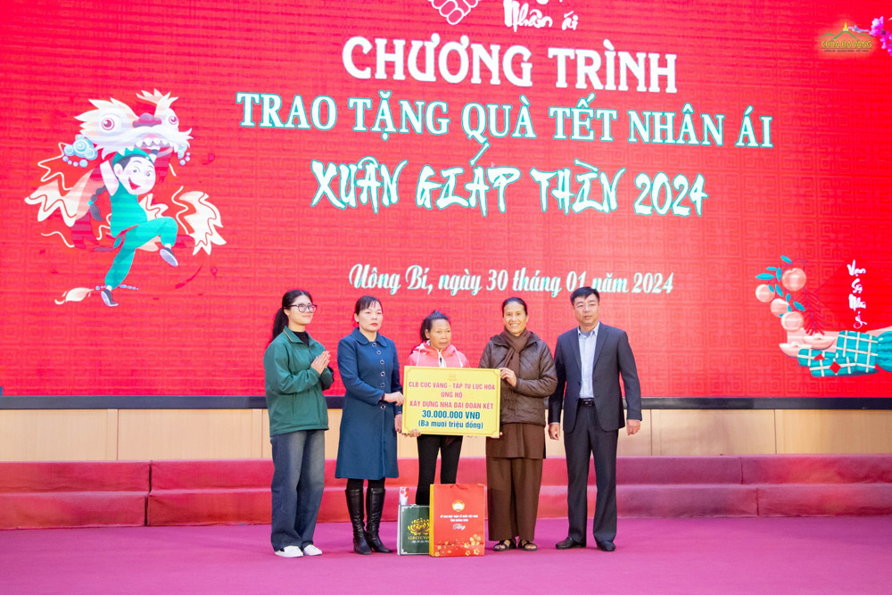 Đại diện CLB Cúc Vàng, Phật tử Phạm Thị Yến trao tặng 30 triệu đồng ủng hộ xây dựng nhà đại đoàn kết