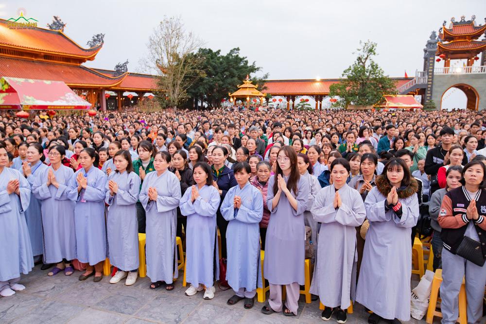 Các Phật tử trang nghiêm tham dự buổi lễ khai đàn Dược Sư cầu quốc thái dân an
