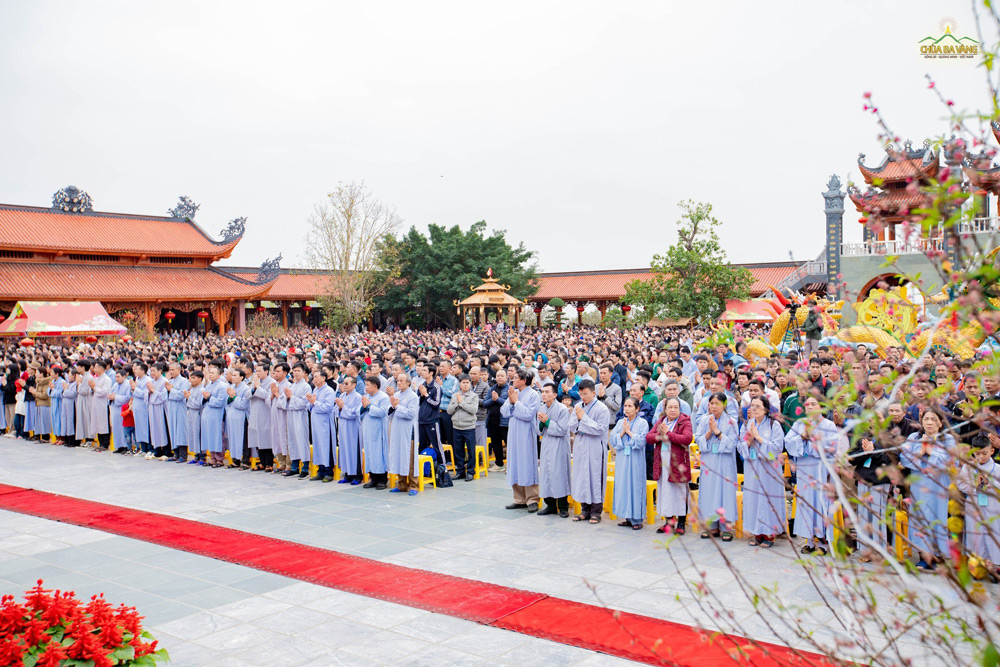 Nhân dân, Phật tử về chùa Ba Vàng tham dự thời khóa truyền Bát quan trai giới
