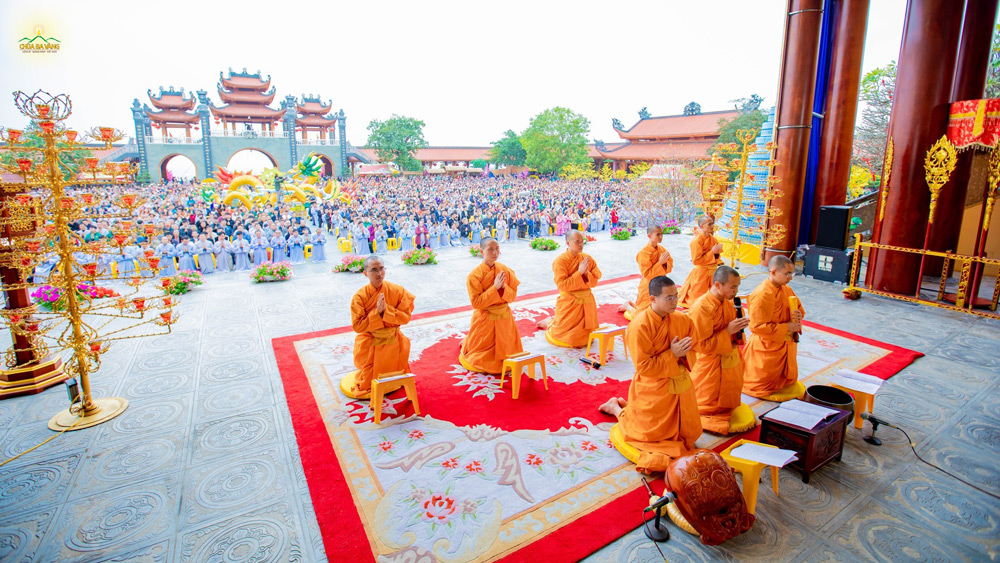 Chư Tăng quang lâm dẫn lễ tụng kinh cho Nhân dân, Phật tử
