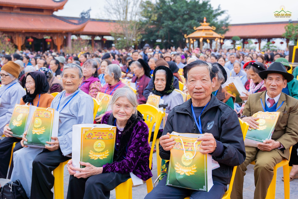 Người cao tuổi hân hoan tham dự lễ chúc thọ tại chùa