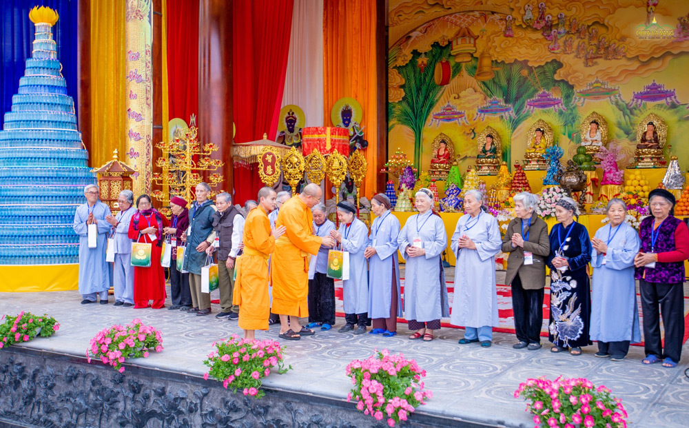 Thầy Thích Trúc Thái Minh trao tặng những phần quà động viên tinh thần các cụ