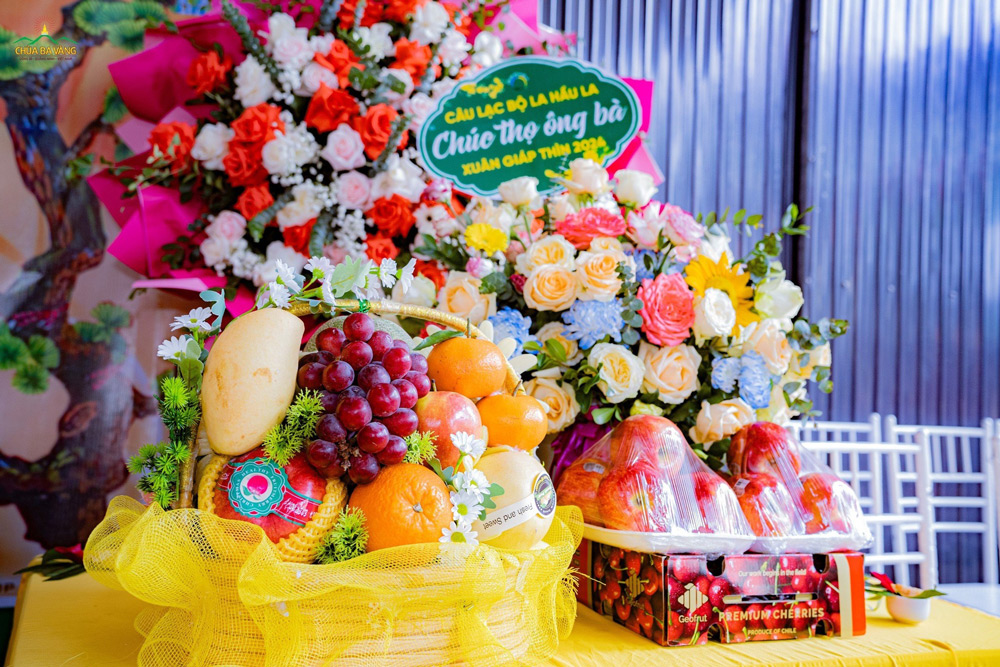 Những lẵng hoa, giỏ quà chứa đựng niềm yêu kính, biết ơn của các Phật tử chúc thọ hai cụ thân sinh Sư Phụ