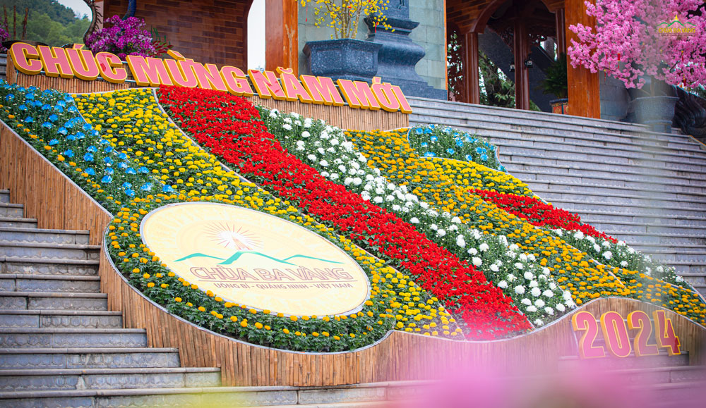Mô hình hoa rực rỡ ở cổng Tam Quan
