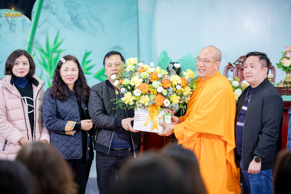 Đại diện đoàn dâng hoa kính tặng Sư Phụ Thích Trúc Thái Minh.