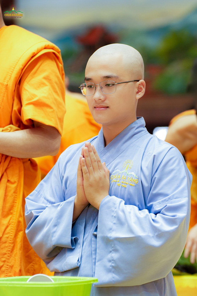 Mái tóc được cạo bỏ, các thiện nam tử chính thức trở thành đệ tử xuất gia của Đức Phật