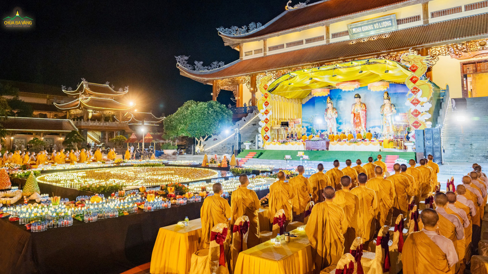 Không khí trang nghiêm, thanh tịnh trong buổi Lễ Cầu siêu phả độ gia tiên tại chùa Ba Vàng nhân mùa Vu Lan báo hiếu  